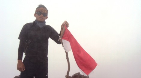 Eko Syamsudin di atas puncak Gunung Merapi.