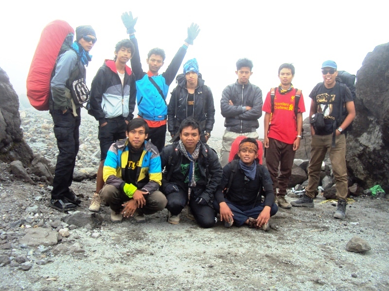 Agus - Tirto - Soim - Putra - Rudi - Bowo - Aji - Adi - Farid - Eko Syamsudin di Gunung Merapi