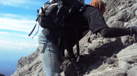 Eko Syamsudin di Bebatuan Menuju Puncak Gunung Merapi