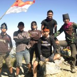 Agus - Eko Syamsudin - Husein - Rully Adam Dalyono - Abang - Rahmad Amri Hasbullah (Ucok) di Puncak Gunung Sindoro, Setitik tanah Surga di Indonesia