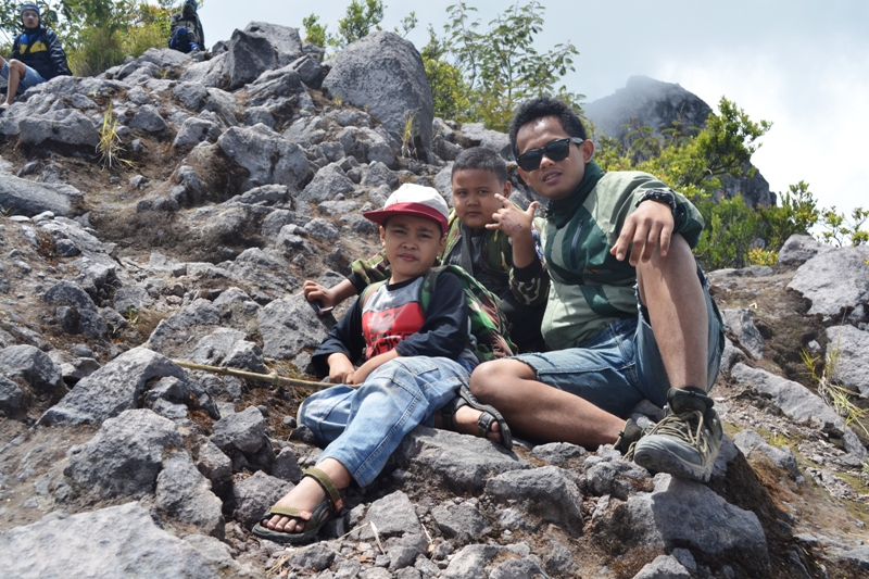 Azka - Ronald - Eko Syamsudin di Gunung Merapi